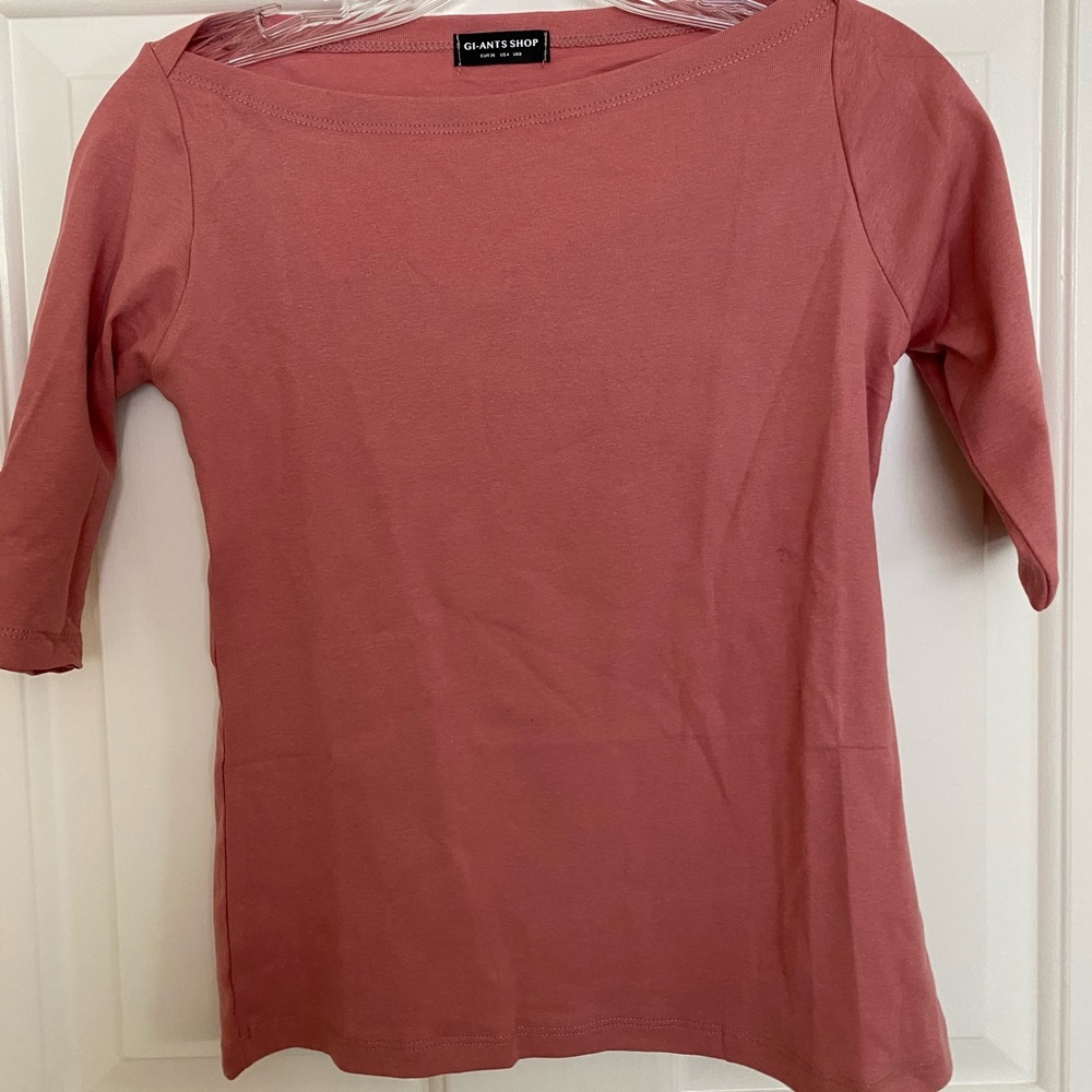 Semi off-shoulder - FUCHSIA PINK. Fits XS-S.